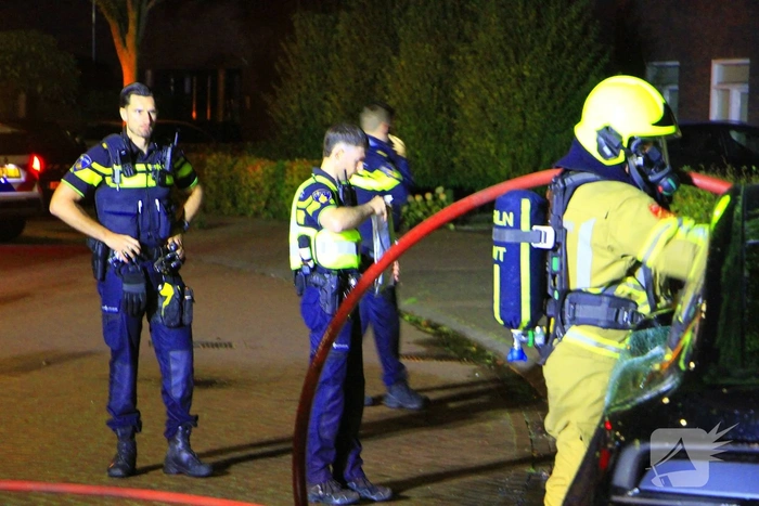 Twee auto's in brand door vermoedelijke brandstichting