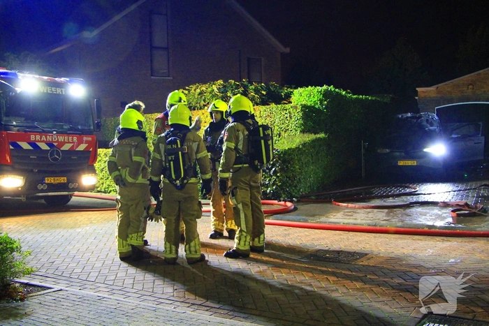 Twee auto's in brand door vermoedelijke brandstichting