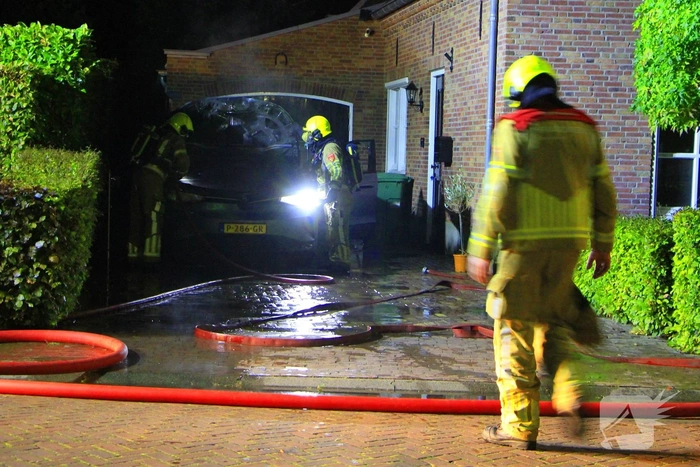 Twee auto's in brand door vermoedelijke brandstichting