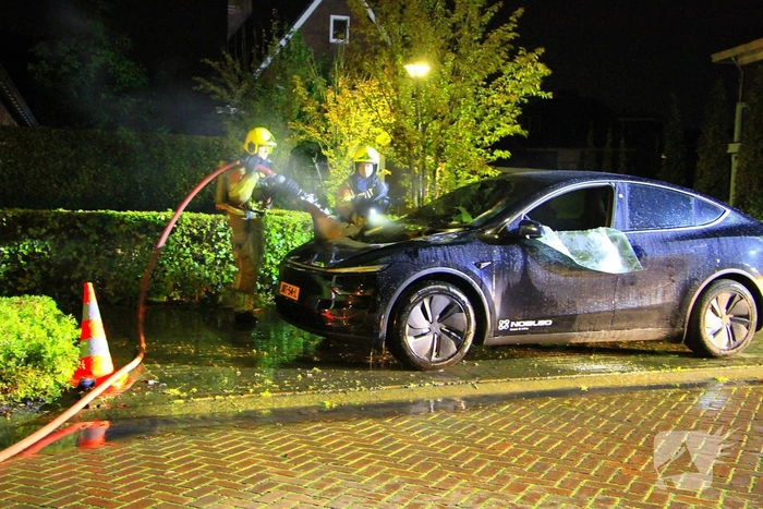 Twee auto's in brand door vermoedelijke brandstichting