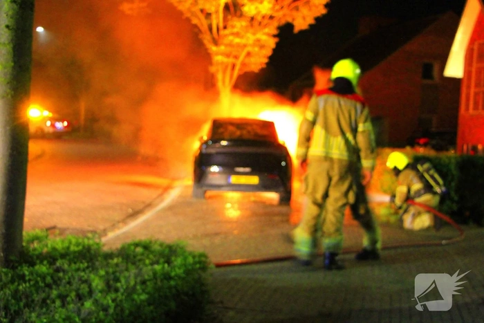 Twee auto's in brand door vermoedelijke brandstichting