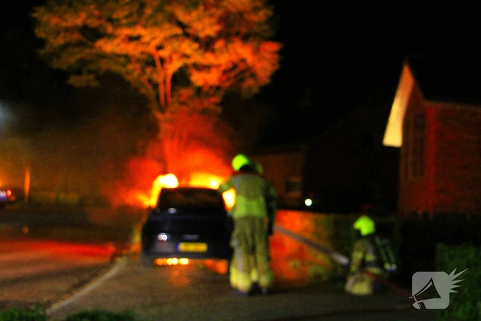 Twee auto's in brand door vermoedelijke brandstichting