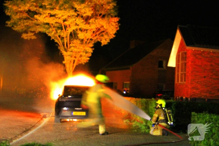 Twee auto's in brand door vermoedelijke brandstichting