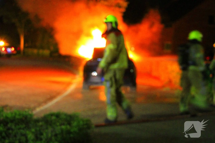 Twee auto's in brand door vermoedelijke brandstichting