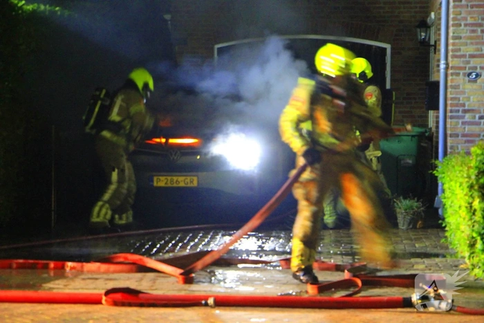 Twee auto's in brand door vermoedelijke brandstichting