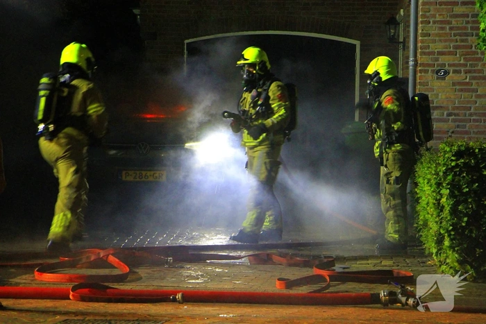 Twee auto's in brand door vermoedelijke brandstichting