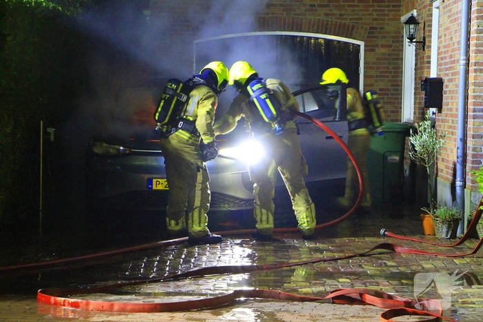 Twee auto's in brand door vermoedelijke brandstichting