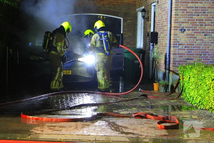 Twee auto's in brand door vermoedelijke brandstichting