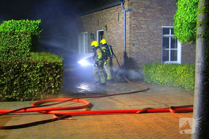 Twee auto's in brand door vermoedelijke brandstichting