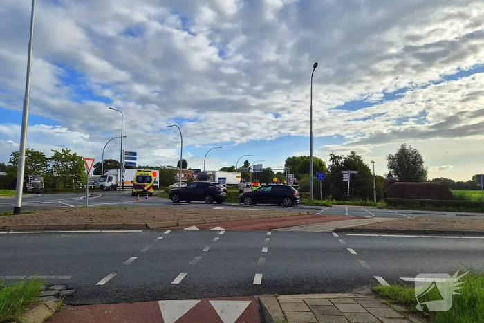 Botsing tussen twee auto's op drukke weg