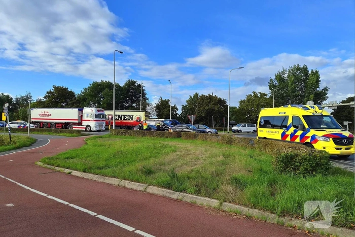 Botsing tussen twee auto's op drukke weg