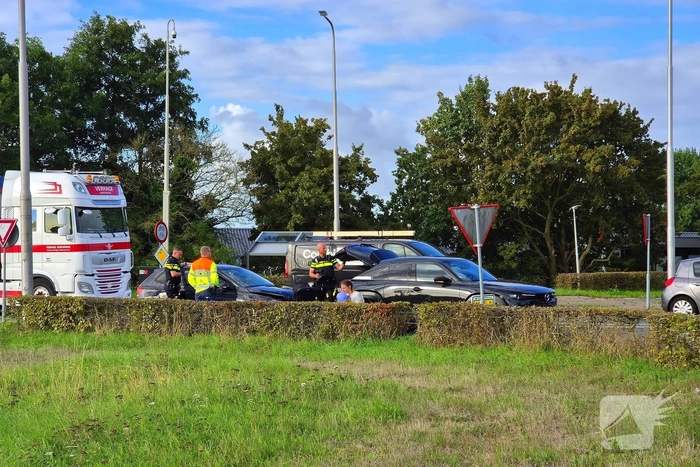 Botsing tussen twee auto's op drukke weg