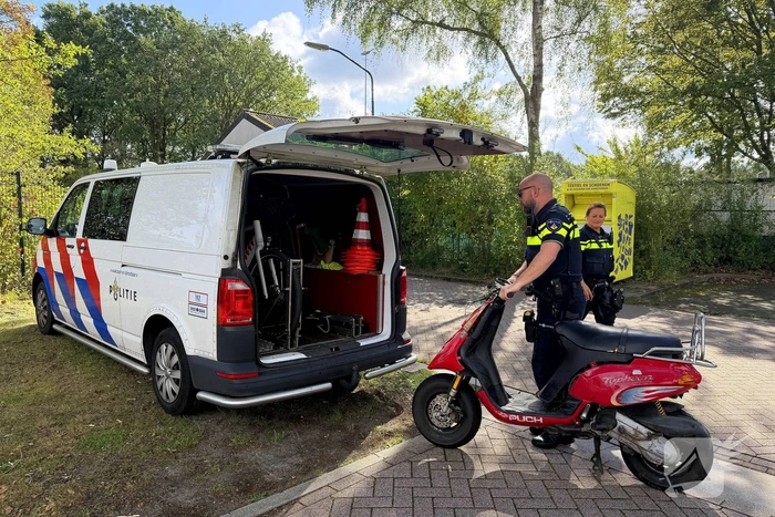 14-jarige vlucht met motorscooter en botst op tractor