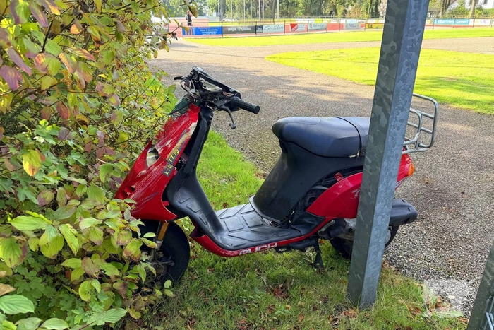 14-jarige vlucht met motorscooter en botst op tractor