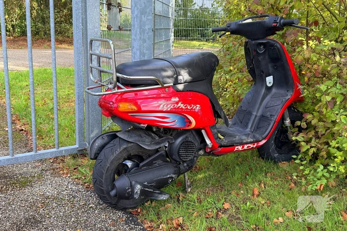 14-jarige vlucht met motorscooter en botst op tractor