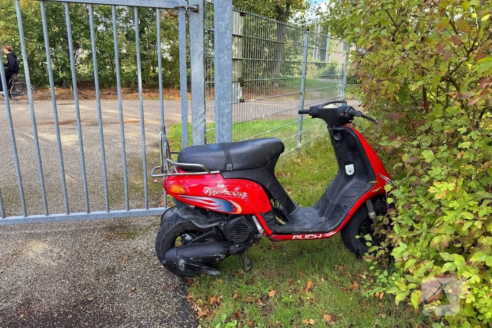 14-jarige vlucht met motorscooter en botst op tractor
