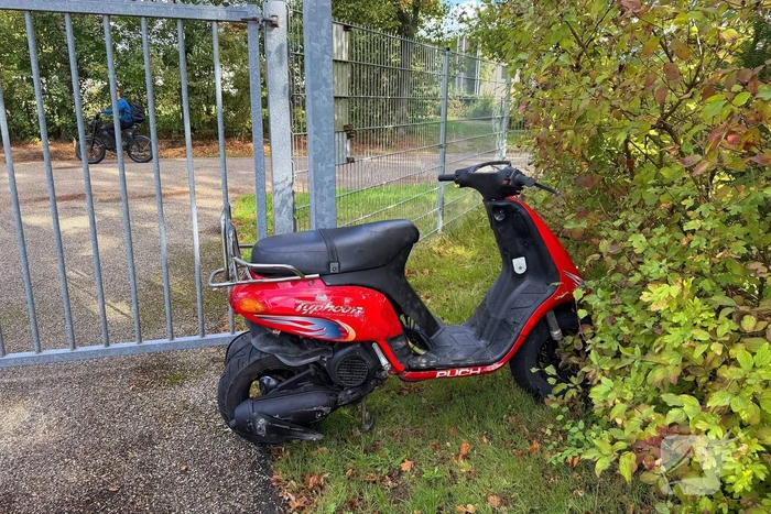 14-jarige vlucht met motorscooter en botst op tractor