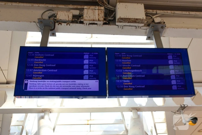 Geen treinen en enkele bussen door OV staking