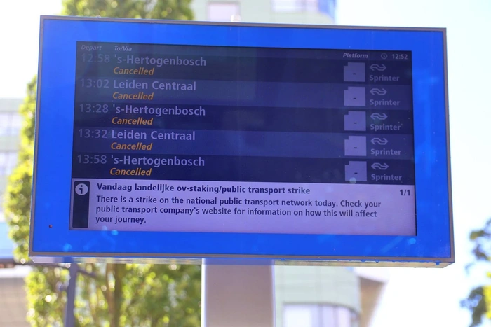 Geen treinen en enkele bussen door OV staking