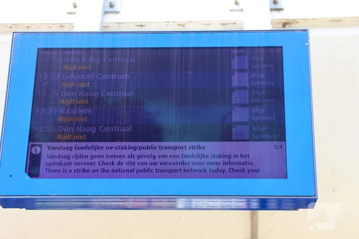 Geen treinen en enkele bussen door OV staking