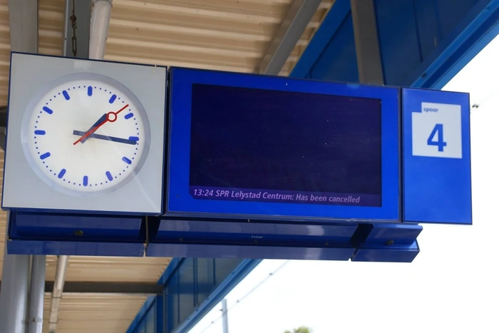 Geen treinen en enkele bussen door OV staking