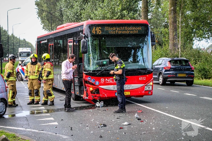 Ongeval tussen bus en auto leidt tot grote schade