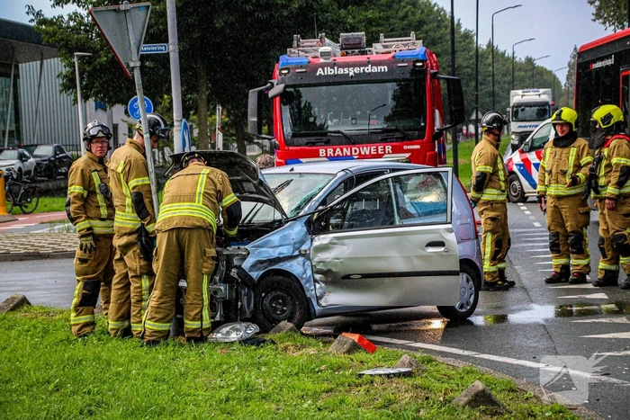 Ongeval tussen bus en auto leidt tot grote schade