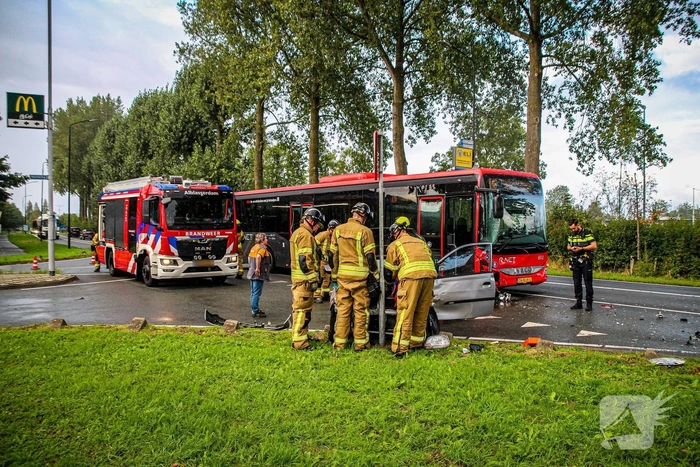 Ongeval tussen bus en auto leidt tot grote schade