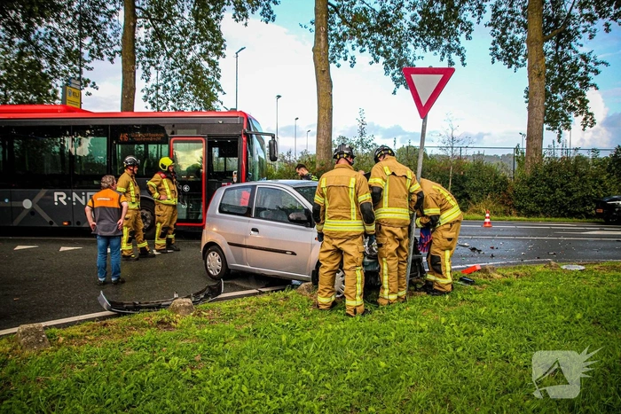 Ongeval tussen bus en auto leidt tot grote schade