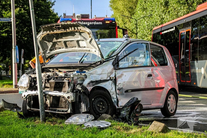 Ongeval tussen bus en auto leidt tot grote schade