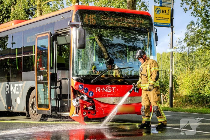 Ongeval tussen bus en auto leidt tot grote schade