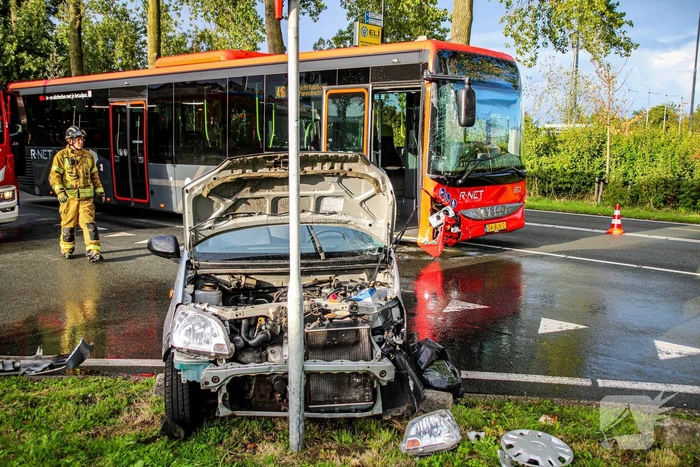 Ongeval tussen bus en auto leidt tot grote schade