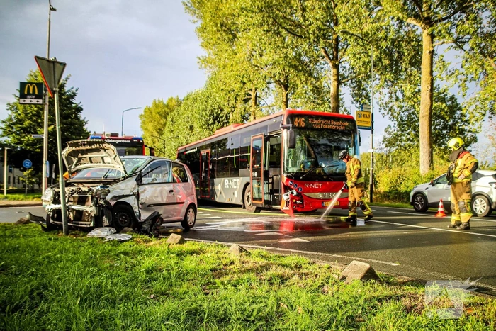 Ongeval tussen bus en auto leidt tot grote schade