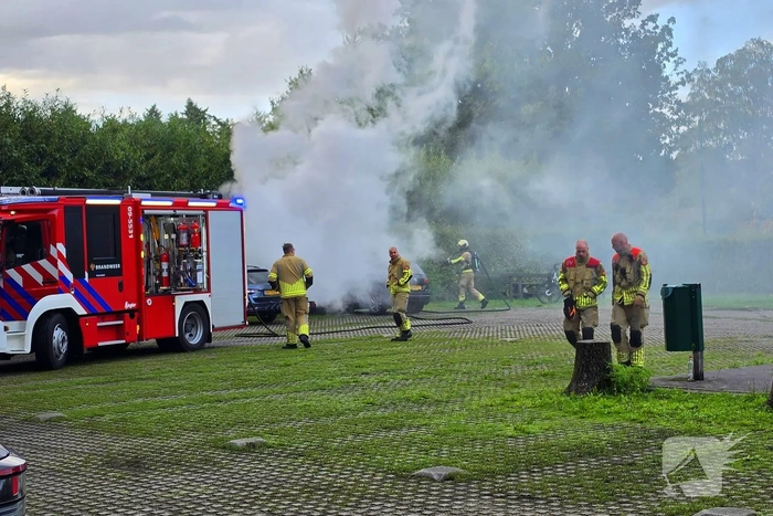 Autobrand op parkeerplaats