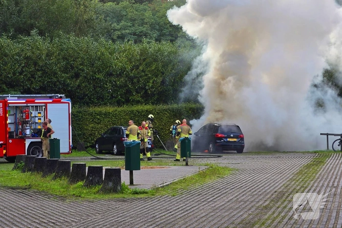 Autobrand op parkeerplaats
