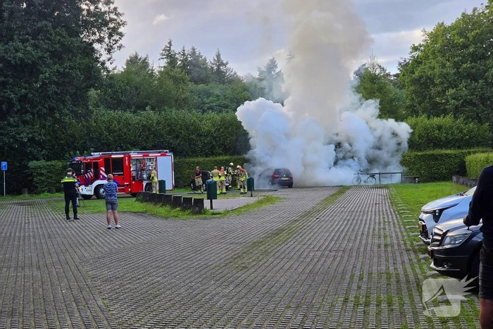 Autobrand op parkeerplaats