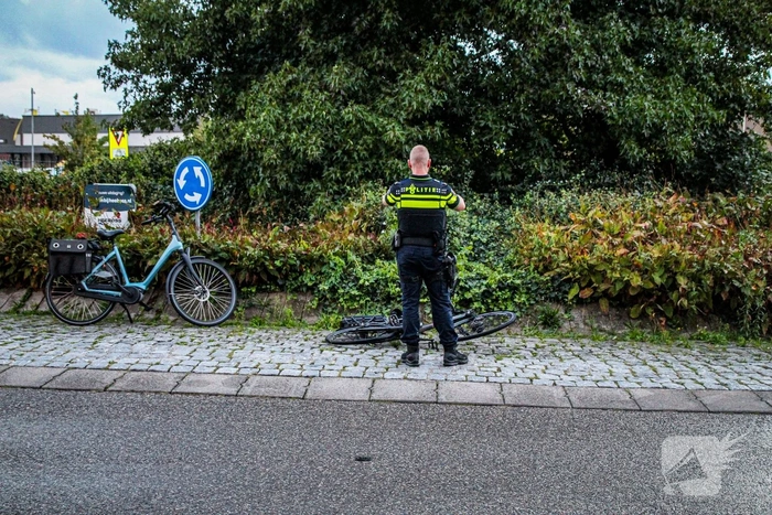 Fietser en automobilist botsen