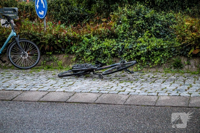 Fietser en automobilist botsen