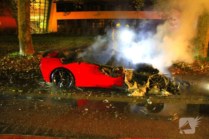 Twee voertuigen in brand gestoken met vermoedelijke brandstichting