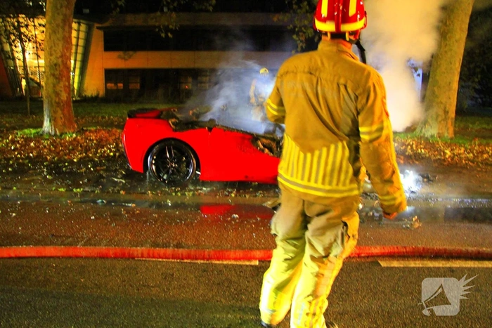 Twee voertuigen in brand gestoken met vermoedelijke brandstichting