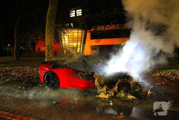 Twee voertuigen in brand gestoken met vermoedelijke brandstichting