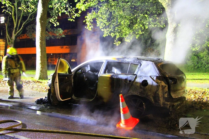Twee voertuigen in brand gestoken met vermoedelijke brandstichting