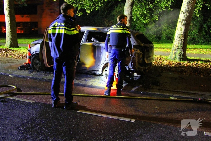 Twee voertuigen in brand gestoken met vermoedelijke brandstichting