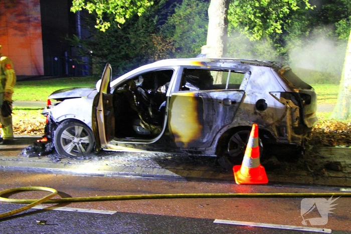 Twee voertuigen in brand gestoken met vermoedelijke brandstichting
