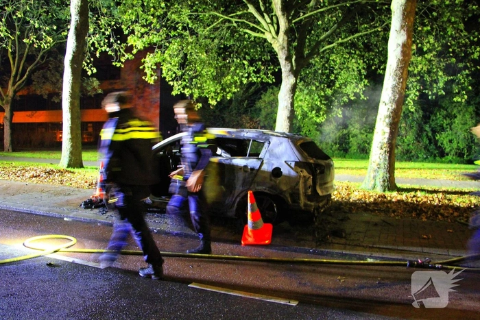Twee voertuigen in brand gestoken met vermoedelijke brandstichting