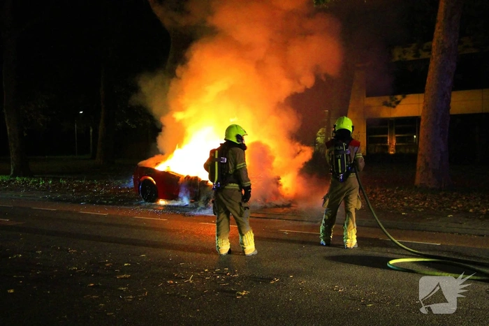Twee voertuigen in brand gestoken met vermoedelijke brandstichting