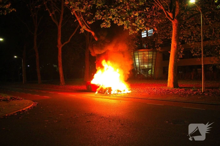 Twee voertuigen in brand gestoken met vermoedelijke brandstichting