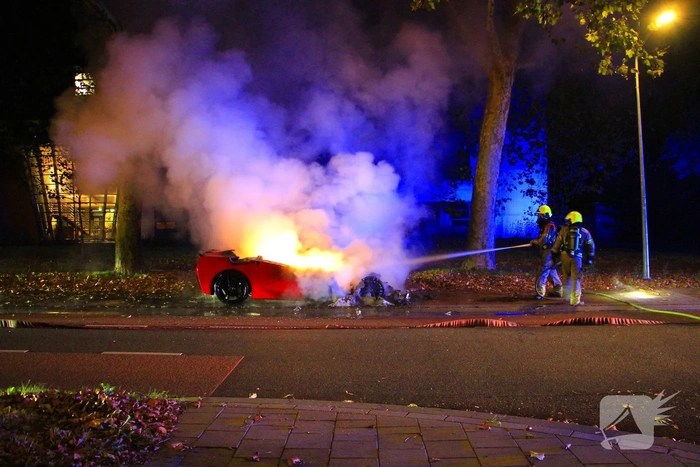 Twee voertuigen in brand gestoken met vermoedelijke brandstichting