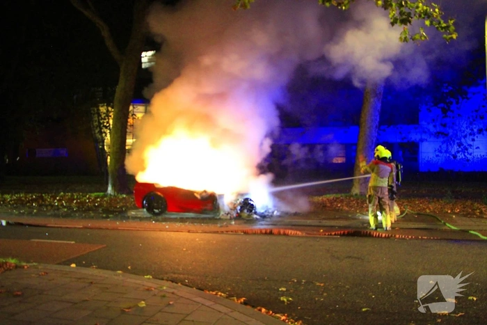 Twee voertuigen in brand gestoken met vermoedelijke brandstichting