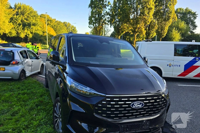 Botsing tussen automobilisten leidt tot afsluiting van rijbaan